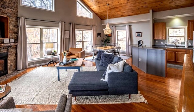 Open Living, Fall Views, Hot Tub, Near Ski Slopes