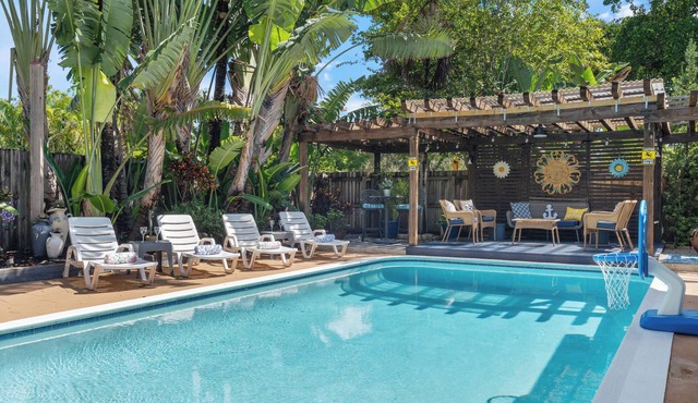 Palm Breeze Oasis - Heated Pool, Steps to The Lake, Very Close to The Park!
