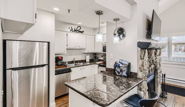 Park City 3 Bd/3Bth, minutes from slopes! Shuttle Route front