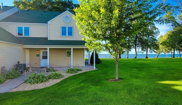 Peaceful End-Unit With Panoramic Lake Views! Perfect For All Seasons!