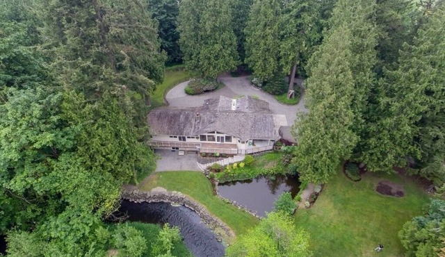 Peaceful Forest Retreat with Mount Rainier Views in Enumclaw