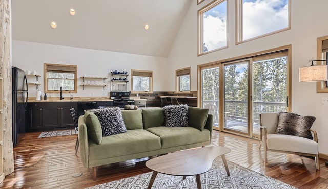Peaceful Mountain Chalet with gorgeous views!