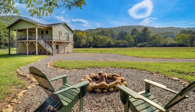 Peaceful Purlear Vacation Rental w/Creek Access!