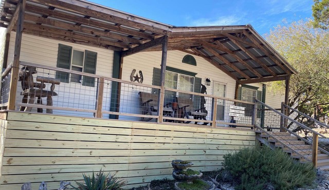 Peaceful retreat on 3.5 quiet acres close to Wimberley square