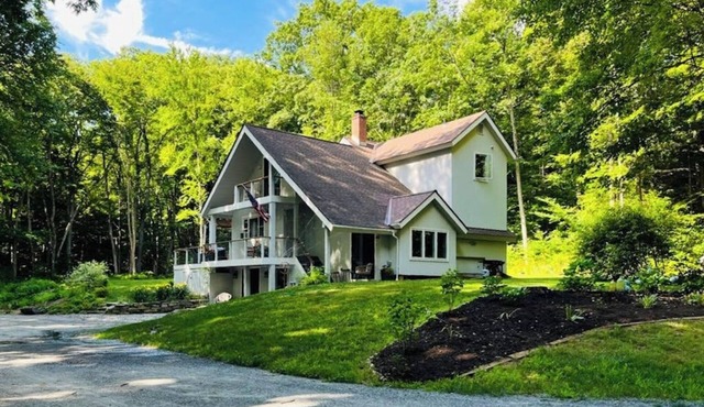 Peaceful riverfront house, dog-friendly, woodstove, decks, bbq, firepit, dock