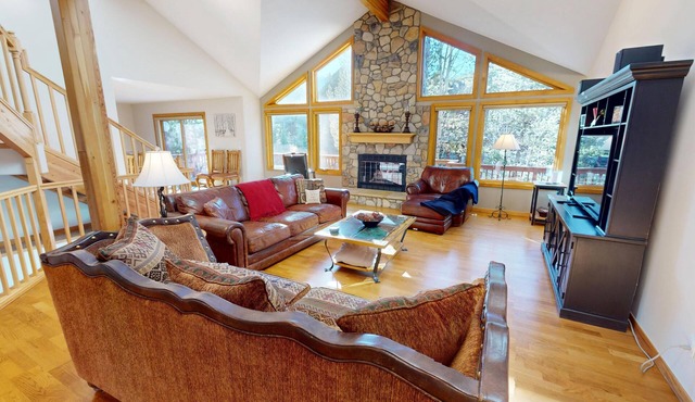 Pet Friendly, Private Hot Tub! Great for Gatherings, Teams. 2 Living Areas!