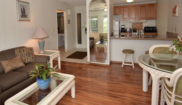 Plantation Hale unit with kitchen, Remodeled, Walk to Beach. Free parking