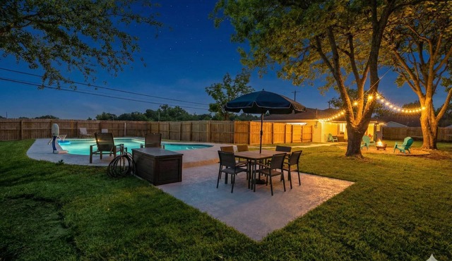 Poolside Paradise: Arcade & Firepit Fun