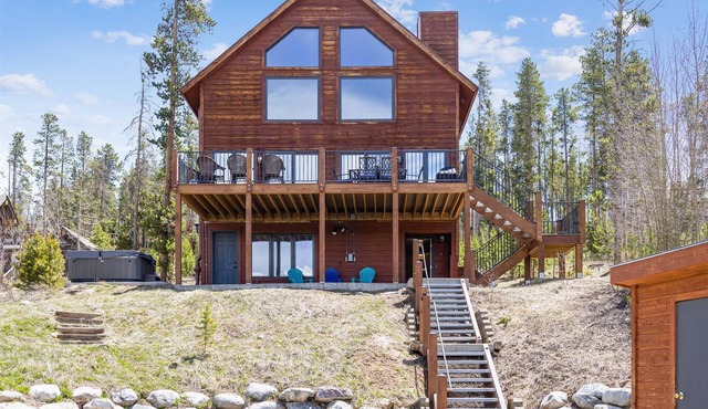 Powder Moose Villa-Stunning Mountain Views from this Private Home with Hot Tub.
