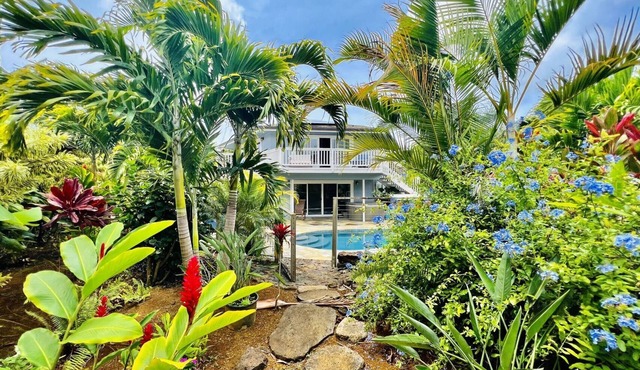 Princeville Retreat. Private pool and hot tub, AC. Walk to Princeville Center.