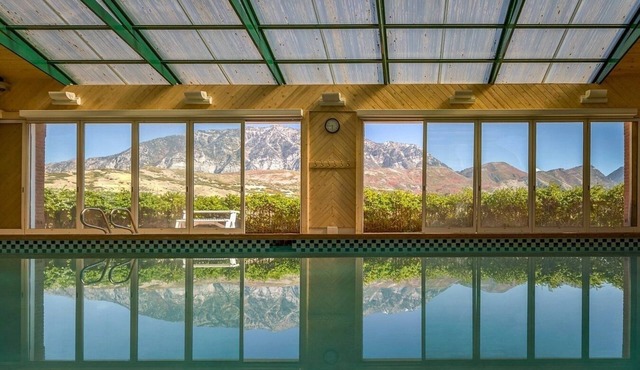 Private heatedPOOL JACUZZI SAUNA Ind Court + lower 2 levelsMansion! 8000sqFt