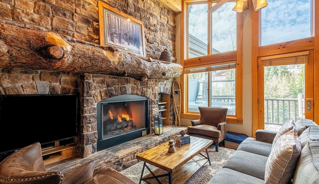 Private Hot tub & BBQ, Shuttle! Luxury Amenities & walk to lifts