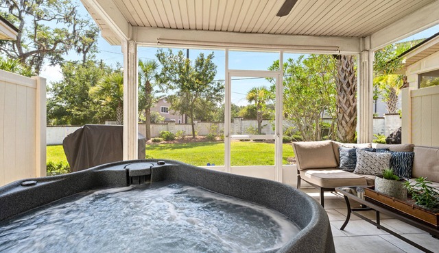 Private HOT TUB, foosball pool, 3 min to beach/dr, boat drop park, pet 👍