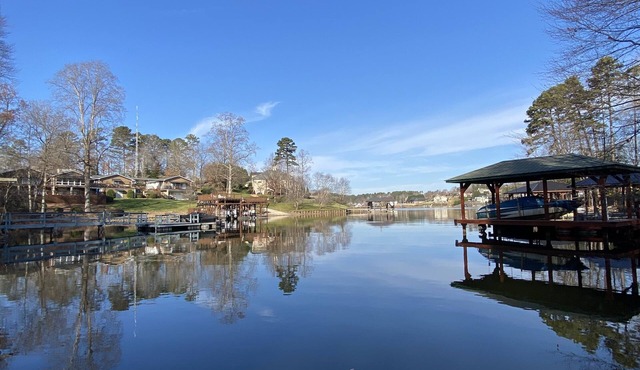 Private Lakefront Exec Home: Ollie's Hideaway: 4BR, 3.5 Ba