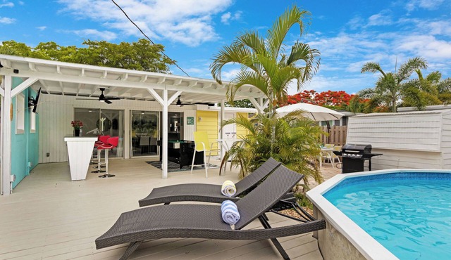 Private Pool, Bar, Putt Green, Jet Tub, King Bed, quiet town 5min drive to beach