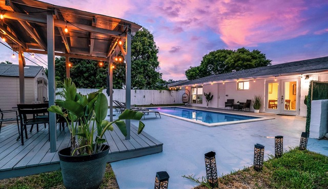 Private Pool . Fire Pit · BBQ . Family Oasis mins from Hard Rock & Beach