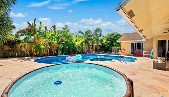 Private Pool Home with Hot Tub, Arcade, Massage Chair and Free Wi-Fi