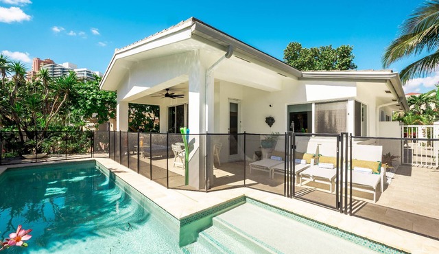 Private Pool | Kayaks | Games | Las Olas Fun Modern Beachfront Luxury 30 Seconds to Beach Sea La Vi