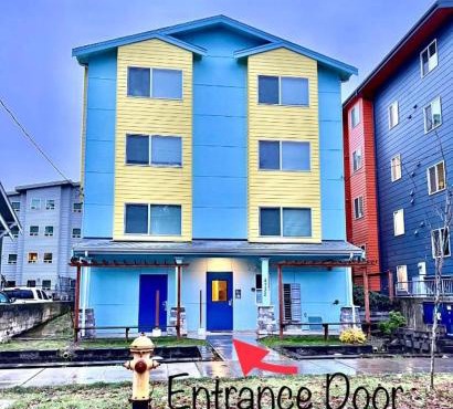 Private Room with Shared Bathroom with Another Unit, 10 Minutes Walk to University of Washington