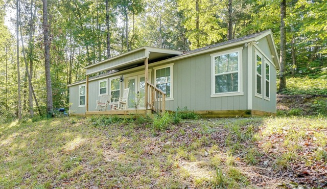 Private Yard & Fire Pit: Cozy Demorest Cottage!