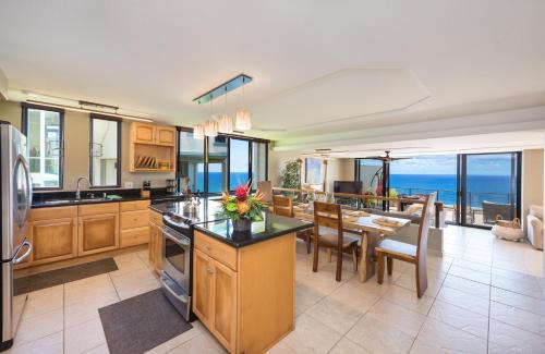 Puu Poa Ocean Bluff Condo, Incredible Views, Walk to Beaches, Pool & Tennis