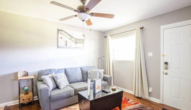 Quaint Gem Apt~Close to Downtown~Queen Bed
