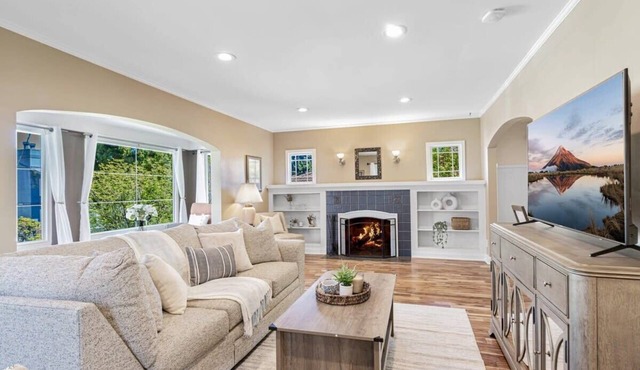 Queen Anne Charm Near Tech Hubs & Entertainment
