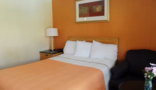 QUEEN ROOM IN LAKE GEORGE-1