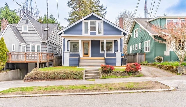 Quintessential Queen Anne charmer w/7Beds/4Baths