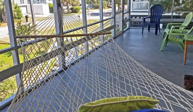Raised Beach House, Easy Walk to Beach, Screened Porches, Hammock, Dog Friendly