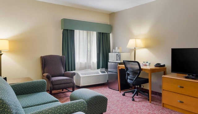 Relaxing Accommodation near Bally's Twin River Lincoln | Free Parking & Bfast!