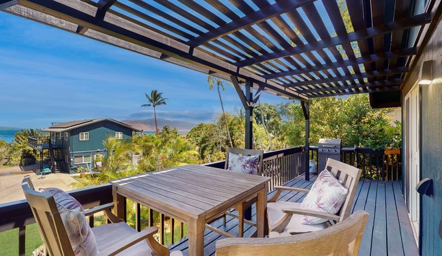 Remodeled cottage with AC, ocean views, yard & lanai - near beach, golf & dining