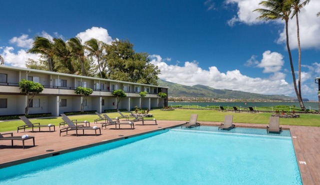 Right on the Water! On-site Pool, Steps to Ho’aloha Park Beach!