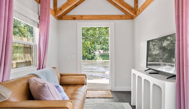 River Run, Riverfront Tiny Home, Trails, and Views in Sylva