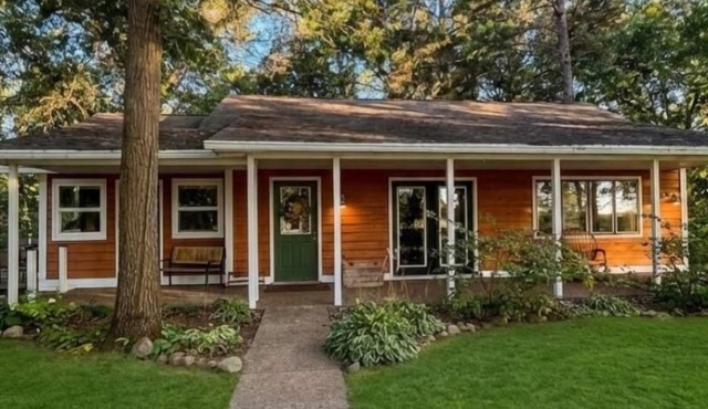 Riverfront 3BR cottage in Brainerd’s Vacationland. Stunning Nokasippi River sunsets, fully stocked kitchen, fire pit, 10 min to downtown. Perfect for families, groups & remote workers.