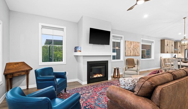 RiverWest Stones Throw Chalet - Hot Tub - Sauna - River View - Sauna - Dogs