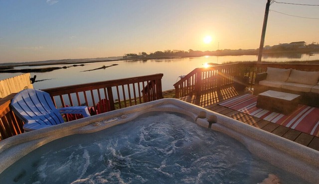 Romantic Waterfront home with hottub, kayak, jon boat and relaxation.