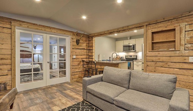 Rustic Anchorage Hideaway: Walk to Coastal Trail!