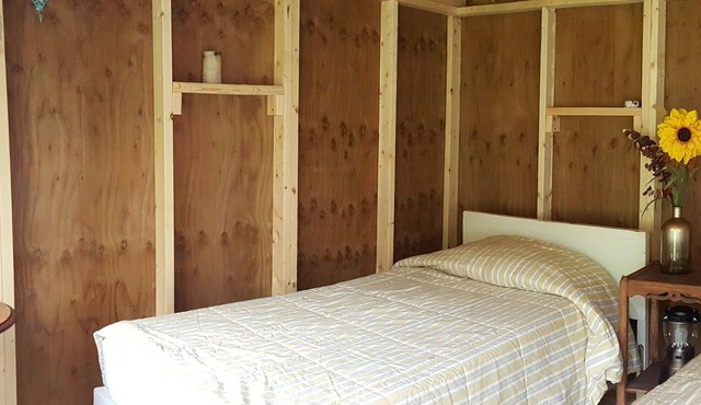 Rustic Cozy Sleeping Hut - Two Twin Beds