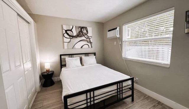 Rustic Retreats 1BR Minutes From Las Olas