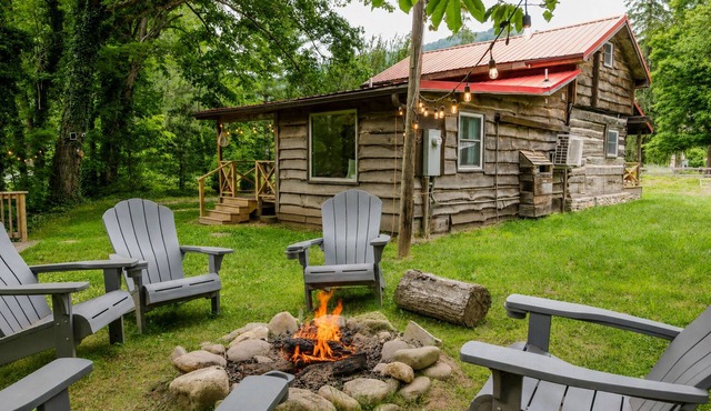 Rustic Riverfront Cabin on the Pigeon River - Mountain Views & Peaceful Retreat in Canton