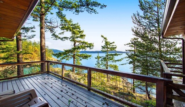 Rustic waterfront cabin w/free WiFi, a full kitchen, & furnished decks in Eastsound