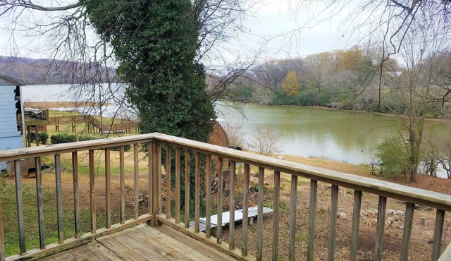 Rustic Waterfront Cottage in Downtown Dover Tennessee.