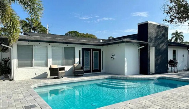Salt Life Villa - 3 bedroom 2 bathroom with heated POOL near beaches