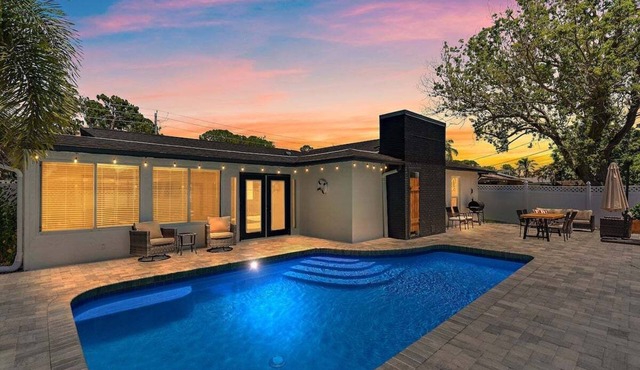 Salt Life Villa with pool & outdoor dining