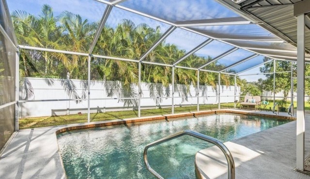 Sarasota's Family Friendly HEATED Pool Home Close to Siesta Key Beach