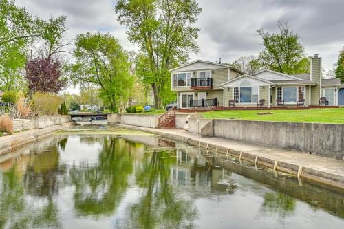 Scenic Views: Spacious Webster Lake House!
