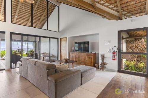 Seaside Haven: Expansive 3BR Villa in Moorea