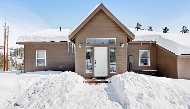 Secluded, dog-friendly home w/ mountain views, a private deck, & hot tub!