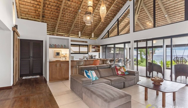 Shoreline Haven: 1BR Bungalow by the Sea in Moorea